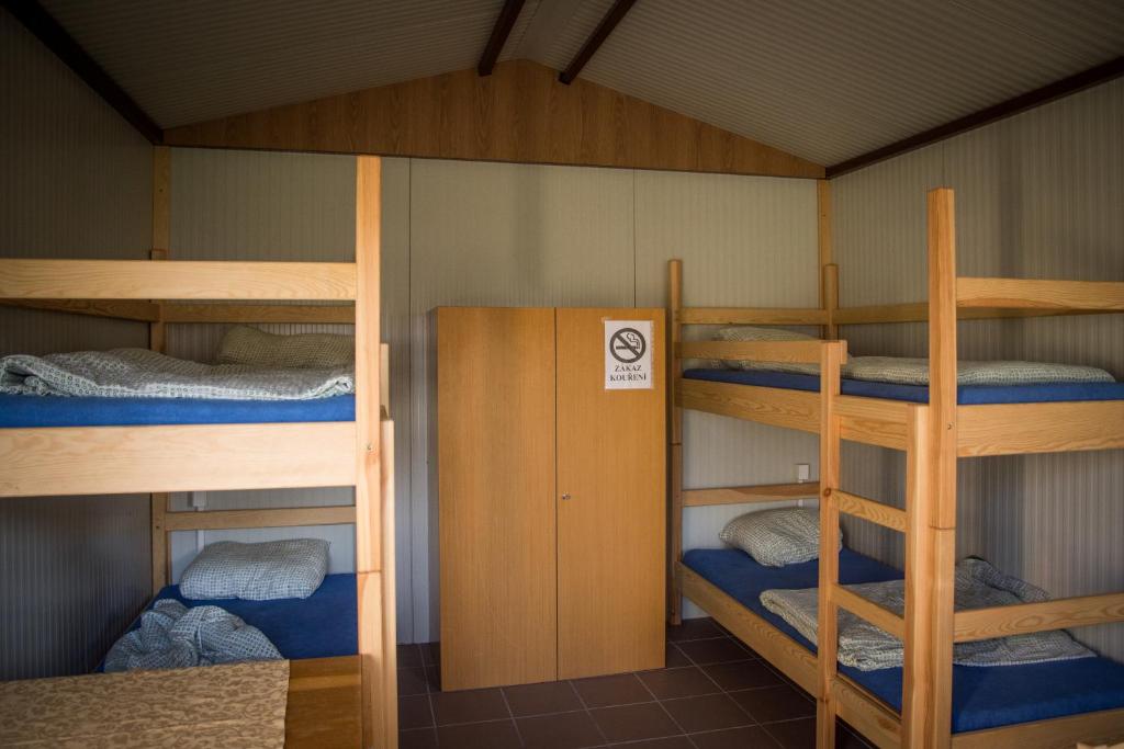 Двох'ярусне ліжко або двоярусні ліжка в номері Marina Týnec n. L. - Kemp