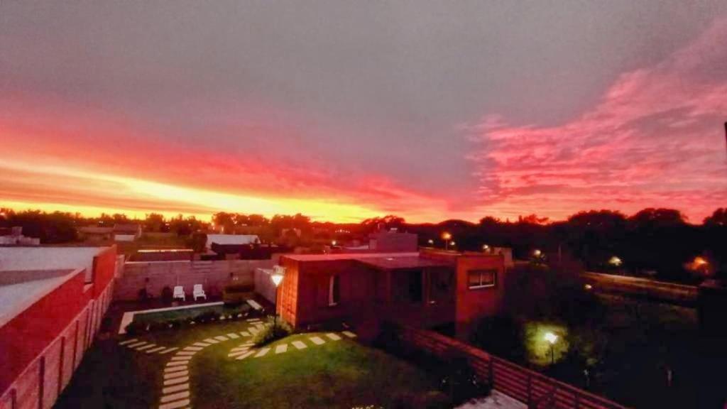 Η ανατολή ή δύση του ηλίου όπως φαίνεται από αυτό το διαμέρισμα ή από εκεί κοντά