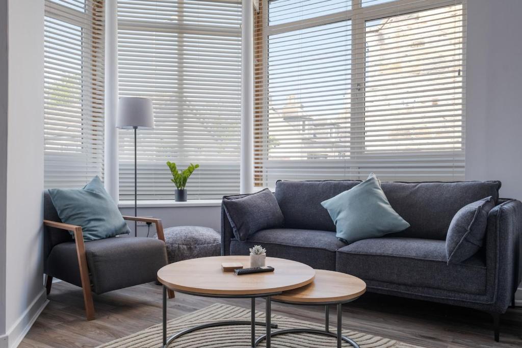 a living room with a couch and a table at Charming 2 bed in Aberchirder in Aberchirder