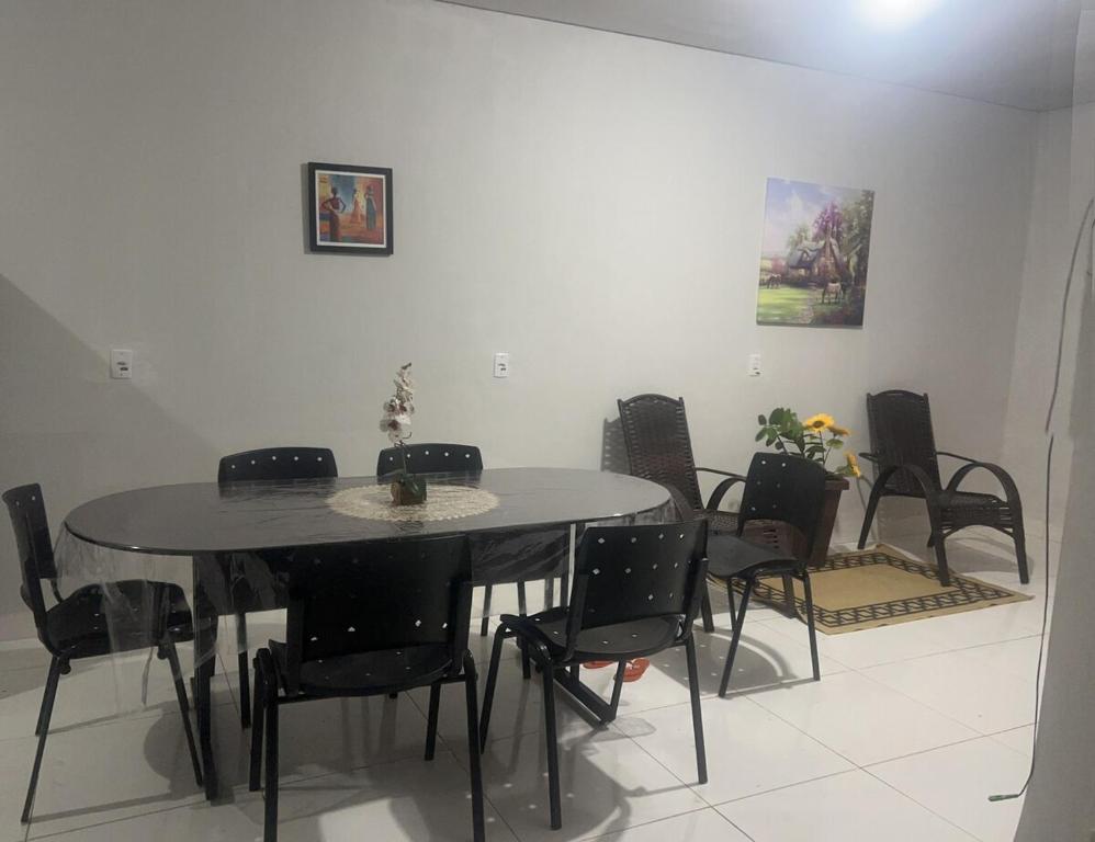 a dining room with a table and chairs at Casa completa para ate 10 pessoas in Campo Novo do Parecis