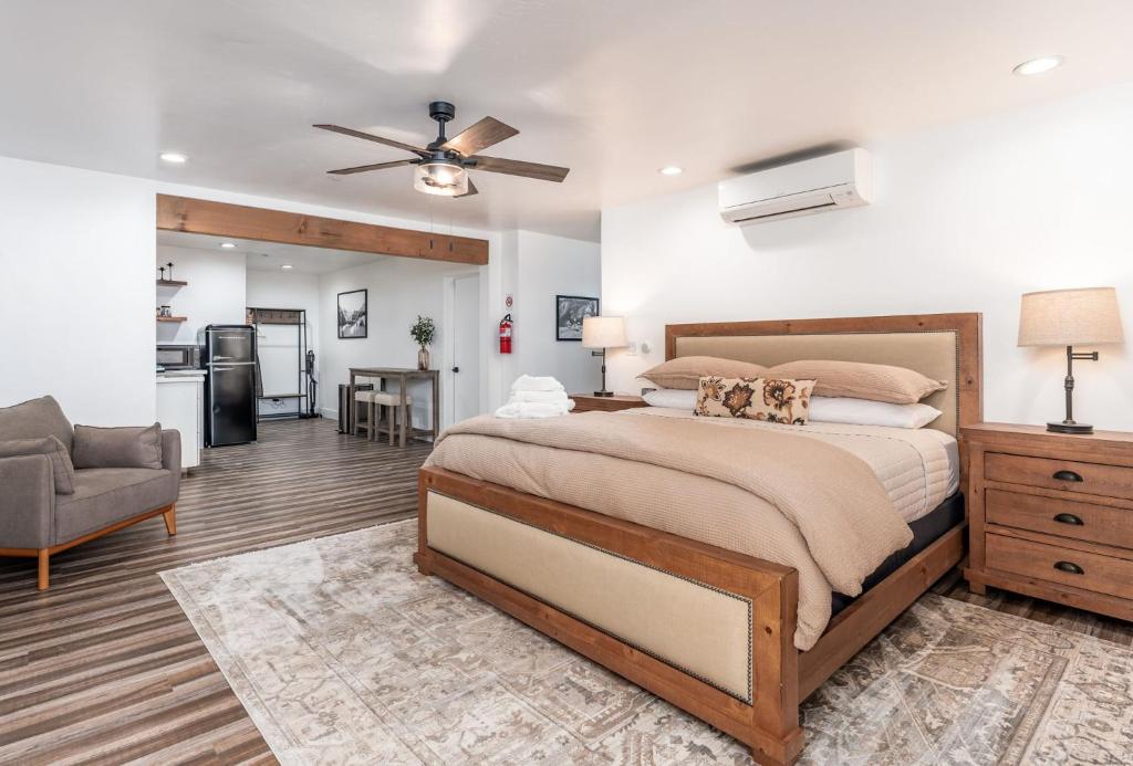 Un dormitorio con una cama grande con dos perros. en The Four Daughters Inn, en Oakhurst