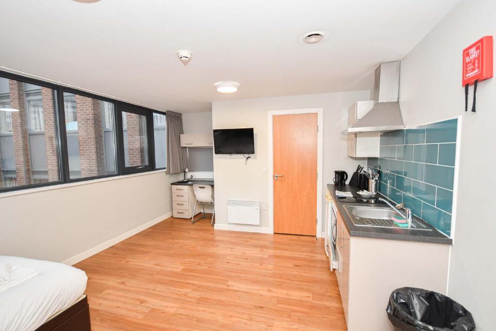 eine Küche mit Spüle und Arbeitsplatte in der Unterkunft Convenient Budget Studio in Central Sheffield in Midland