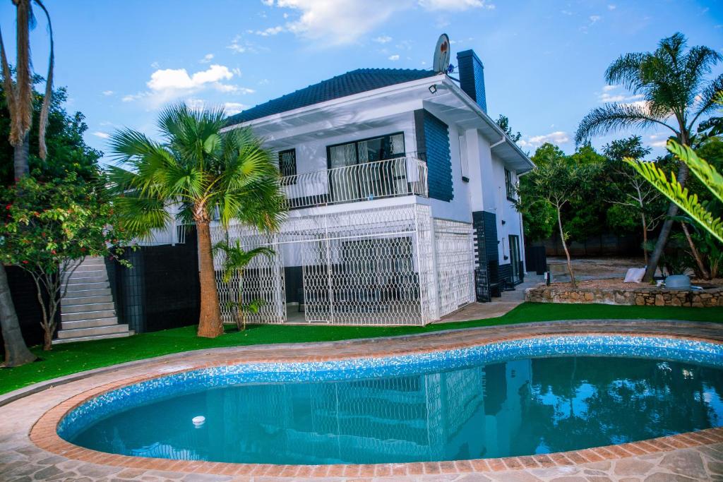 Swimmingpoolen hos eller tæt på Lux on Windermere 4 Bedroom House