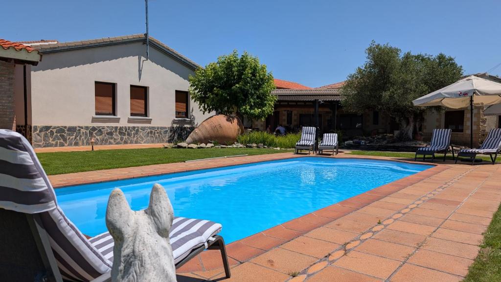 Swimmingpoolen hos eller tæt på Chalet relax con piscina en La Rioja