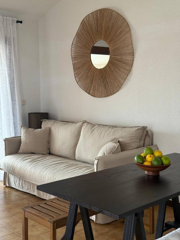 sala de estar con sofá y mesa con espejo en Casa Mediterránea Gran Alacant, en Gran Alacant