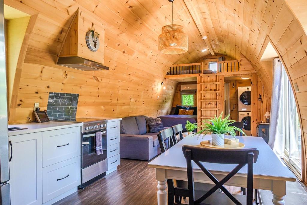 een keuken en woonkamer van een tiny house bij POD'Stress Nature et Tranquilité in Saint-Alexis-des-Monts