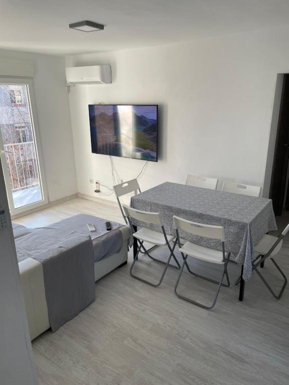 a room with a bed and a table and chairs at Piso trabajo Rocafort 2 in Madrid