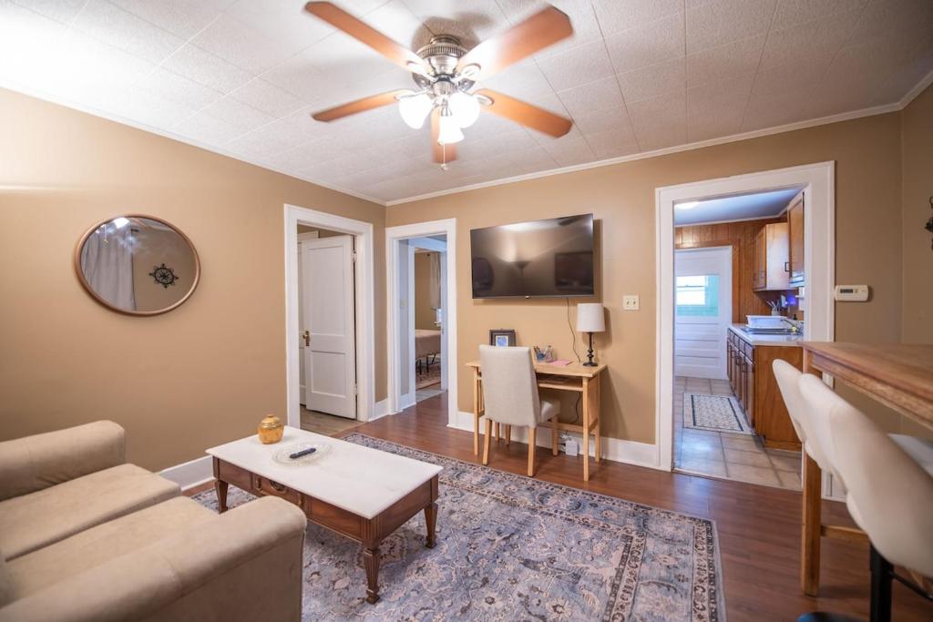 Afbeelding uit fotogalerij van Cozy Urban Home Extra Parking in Akron