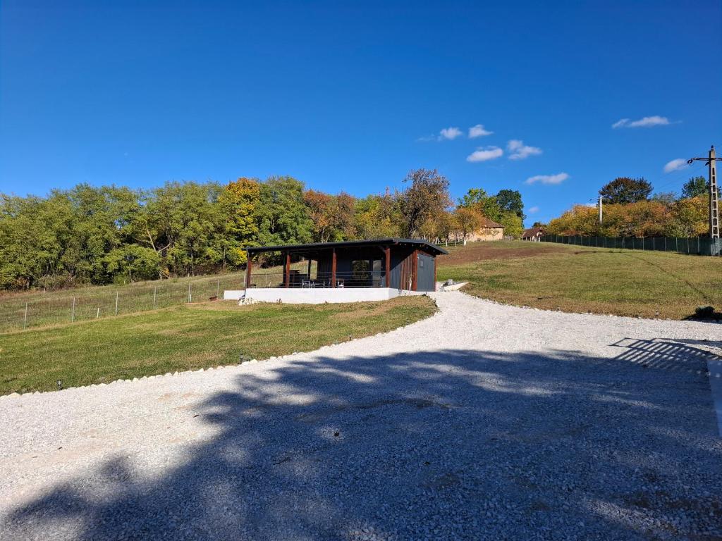 ein Pavillon an einer Schotterstraße auf einem Feld in der Unterkunft Cuibul de pe Deal Coșdeni Bihor 