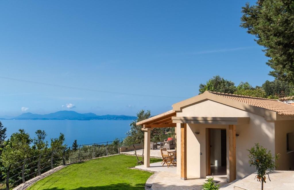 uma villa com vista para o lago em Simpson Secret Corfu em Nisakion