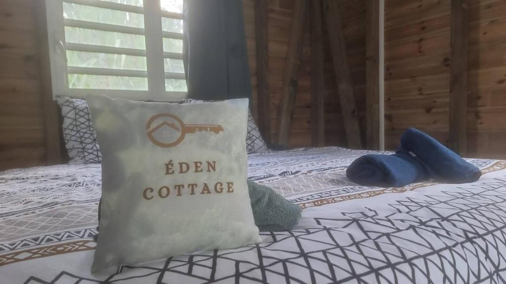 Giường trong phòng chung tại Eden Cottage Accès Exclusif Rivière