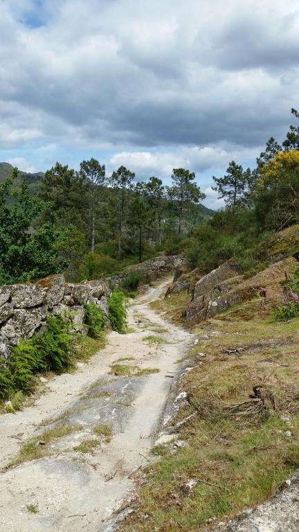 ソアジョにあるCasa da Gandarelaの山の脇の未舗装道路