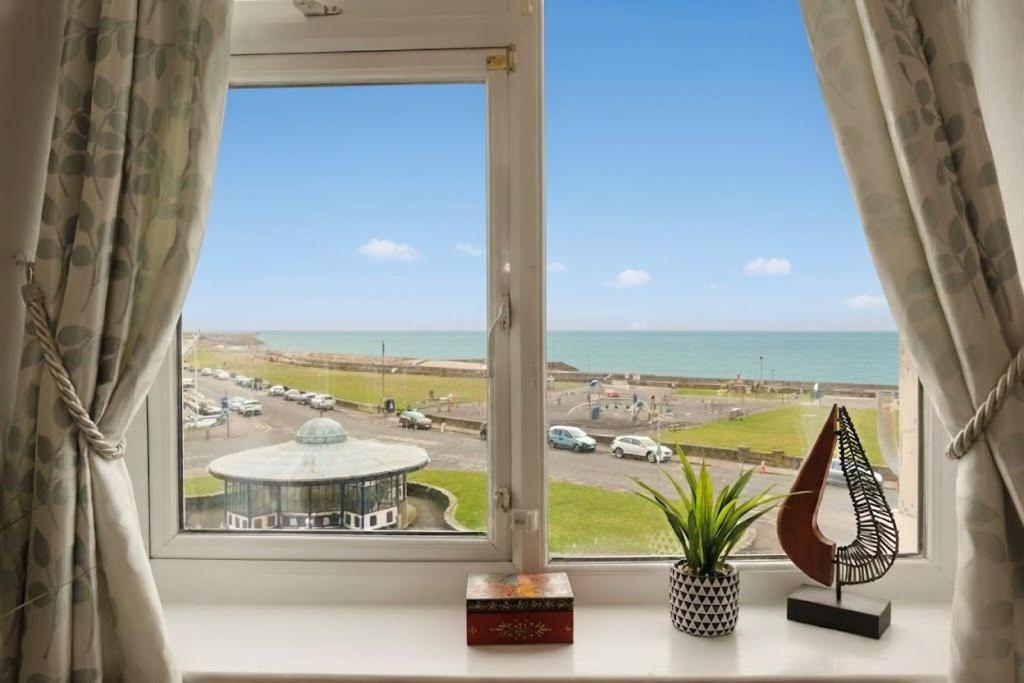 2BR Seaside Escape in Wales with Sea View - Apartamento De Dos Dormitorios