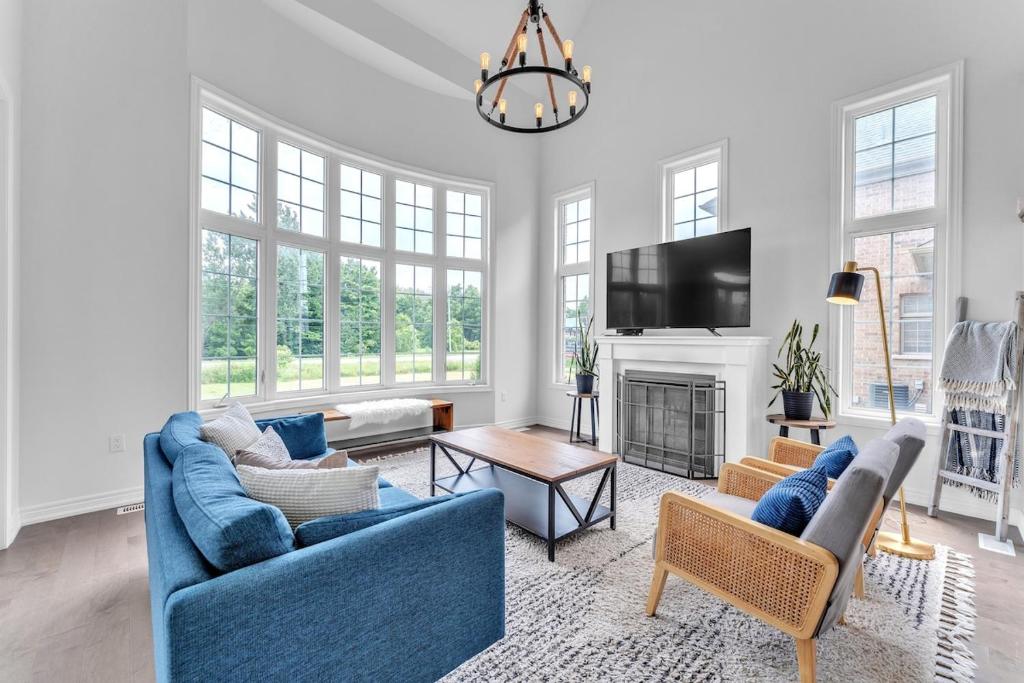 Et tv og/eller underholdning på Spacious & New Prince Edward County Villa