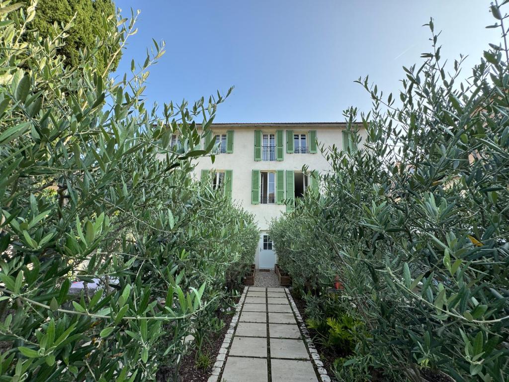 Un jardín fuera de Old town-Exceptional Apartment-in absolute calm