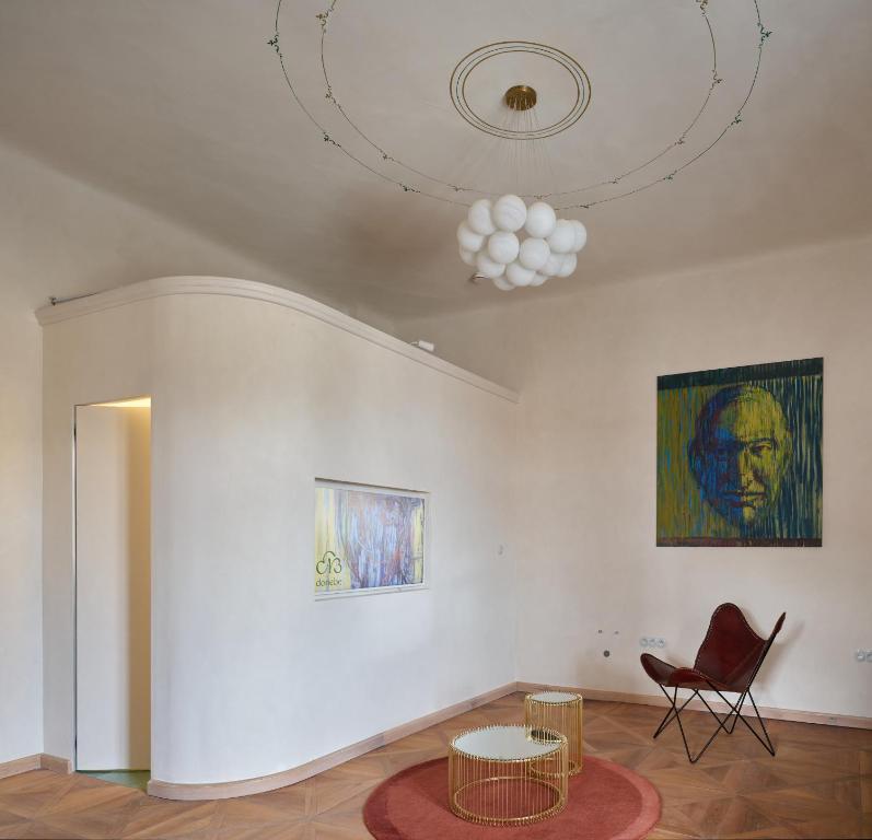 donebe hotel & wellness Kutná Hora في كوتنا هورا: غرفة بطاولة وكرسي ودهان