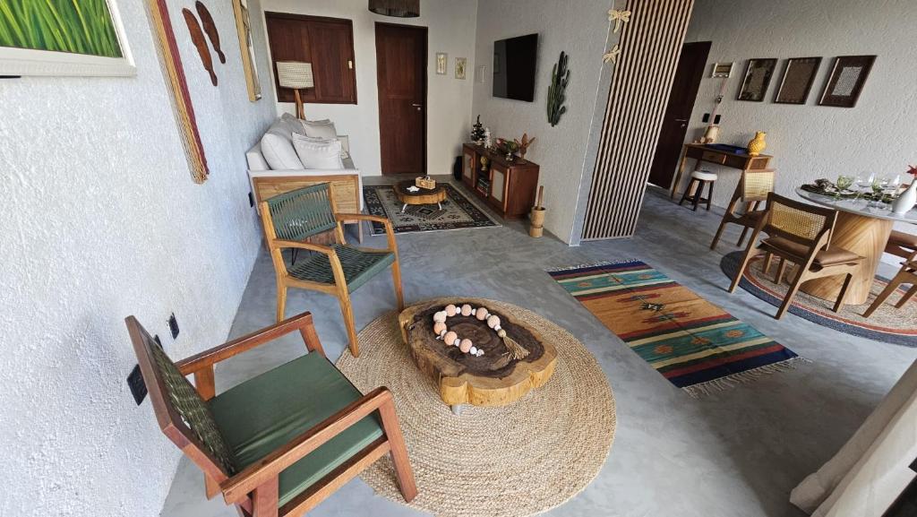 - une vue de tête sur un salon avec des chaises et une table dans l'établissement Zami 03 & 04, à Porto de Pedras