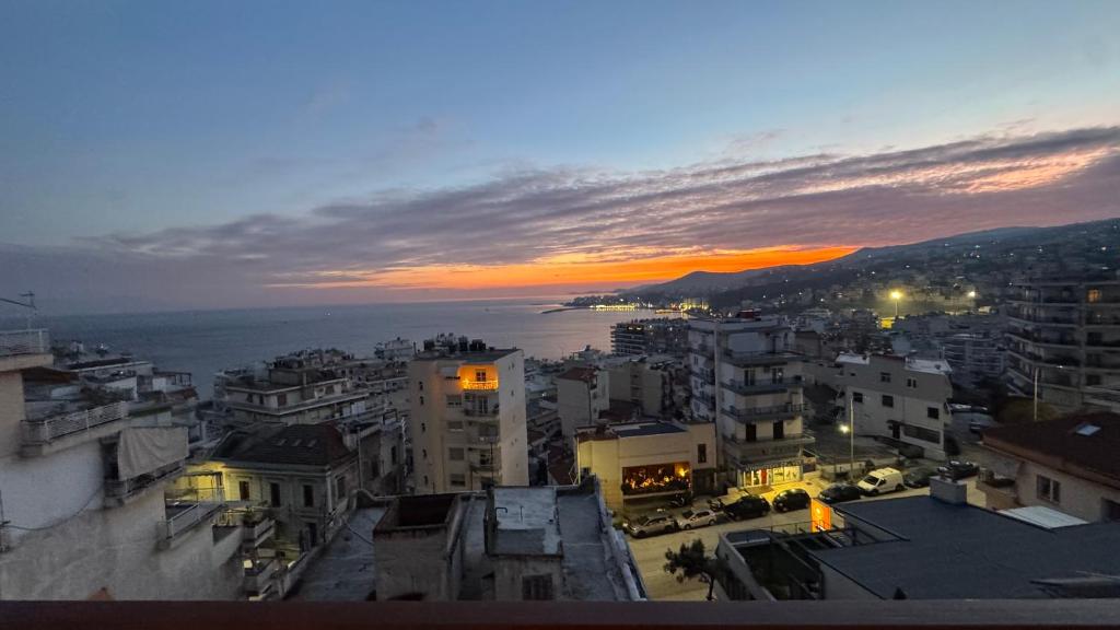 een uitzicht op de stad bij zonsondergang met de oceaan bij Carolos‘ house in Kavala