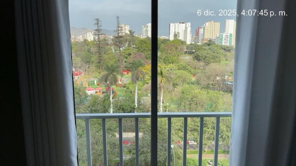 Фотография из галереи Cozy apartment overlooking Parque de las Aguas в городе Лима