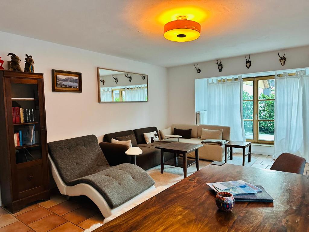 a living room with a couch and a table at Apartment BERGfamilie - gemütlich ausgestattet, ruhig und familienfreundlich in Schliersee
