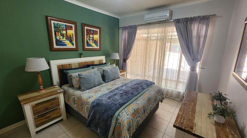 een slaapkamer met een bed en een raam bij The Cozy Corner in Potchefstroom