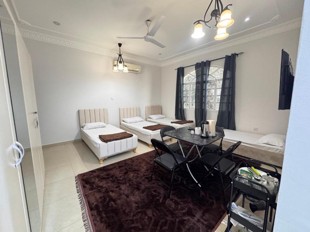 Postel nebo postele na pokoji v ubytování Muscat Guesthouse 3 All Private Ensuite Rooms