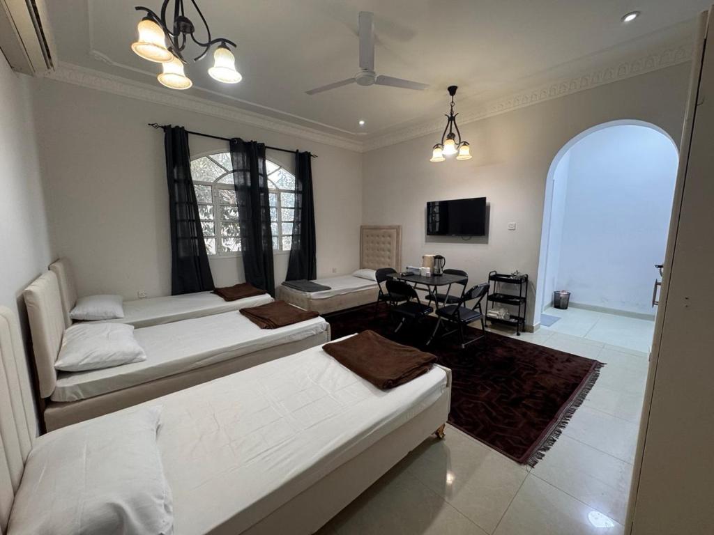 TV a/nebo společenská místnost v ubytování Muscat Guesthouse 3 All Private Ensuite Rooms