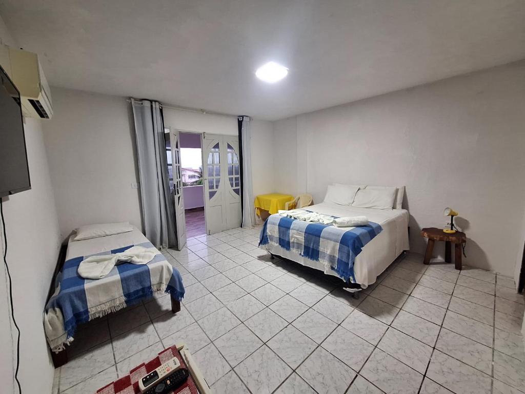 سرير أو أسرّة في غرفة في Pousada Recanto do Cajueiro