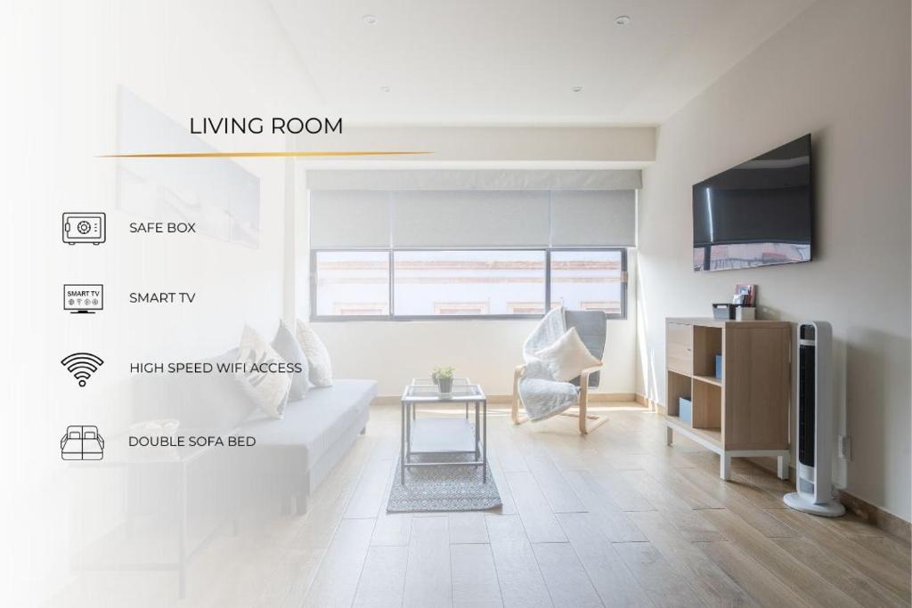 Una sala de estar con un sofá y un televisor. en ZIELO BRASIL Historic Center, en Ciudad de México