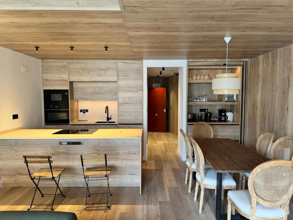 een keuken en eetkamer met een tafel en stoelen bij EUROPA Dúplex reformado en verano25 in Sierra Nevada