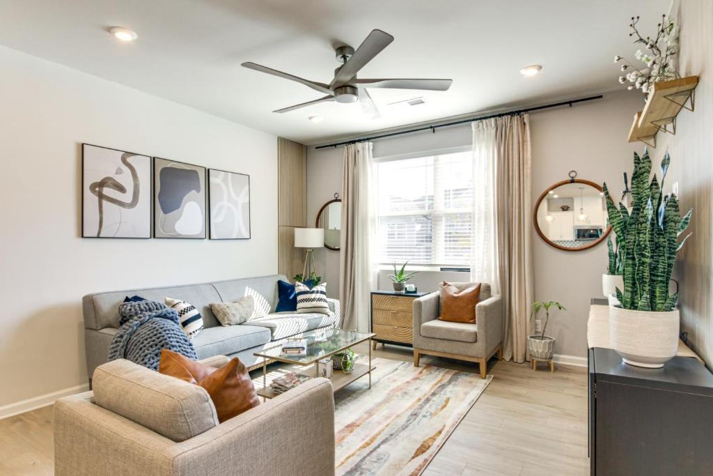 3 Mi to Lake Wylie! Modern Charlotte Townhome في Pine Harbor: غرفة معيشة بها أريكة وطاولة