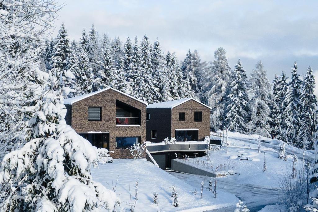 Modernes Architektur-Chalet mit Alpenpanorama om vinteren