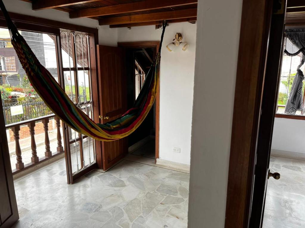 una habitación con hamaca en una habitación con ventanas en Tikki Lua, en Cota