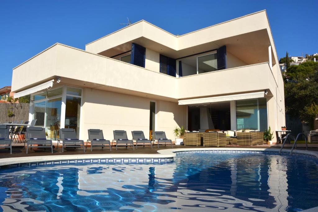 una casa con una piscina di fronte di Villa Med A 2 kilometros andando de la playa, del puerto de Aguadoç y a 4 del centro de Sitges Muy Soleada todo el dia Capacidad superior a 16 personas NO REQUIERE COCHE a Sitges