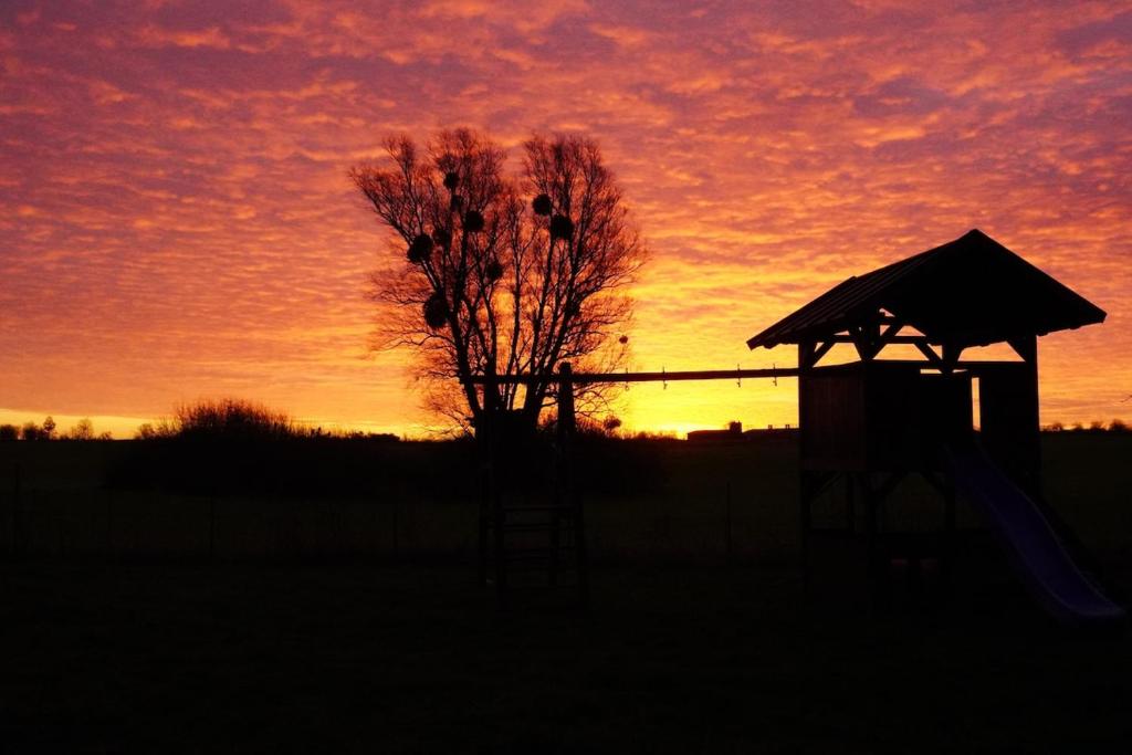 Η ανατολή ή δύση του ηλίου όπως φαίνεται από αυτό το διαμέρισμα ή από εκεί κοντά