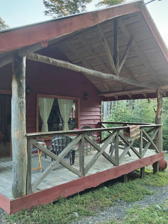 Un porche de una cabaña con toldo. en Cabañas mountain Native forest, en Voipire