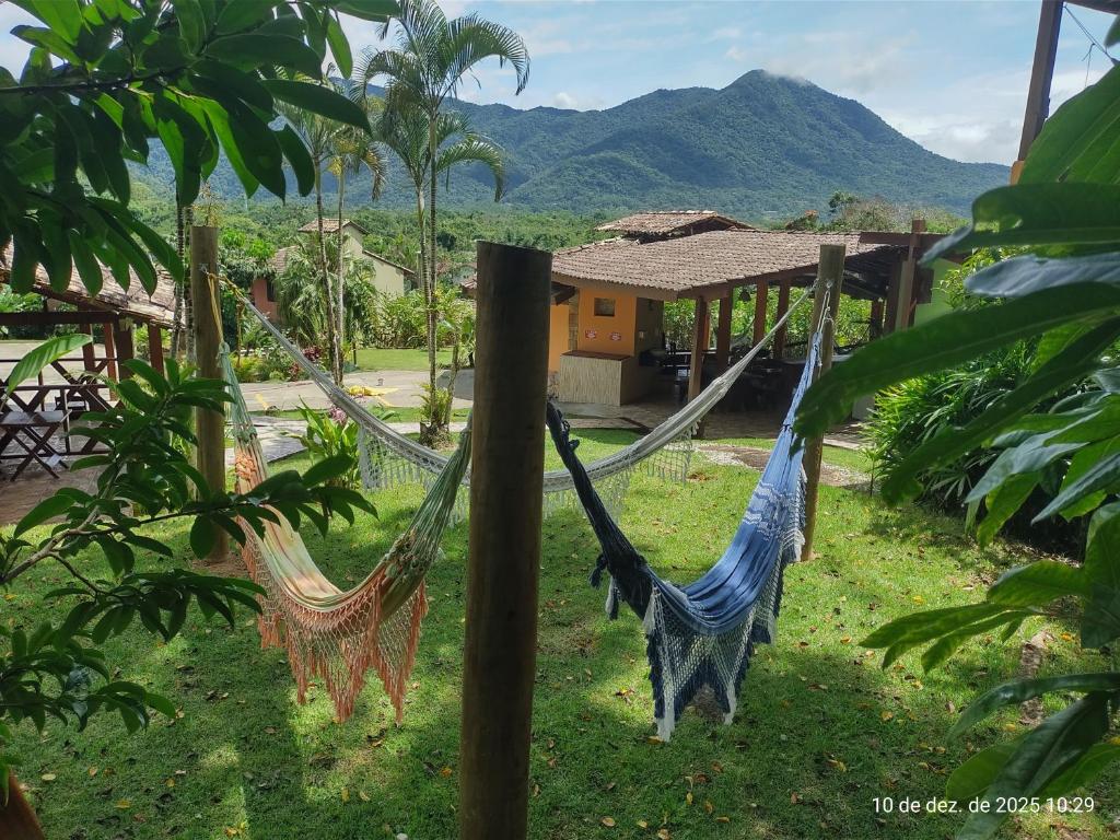 due amache in un cortile con una casa di Ubatuba Suites Itamambuca a Ubatuba