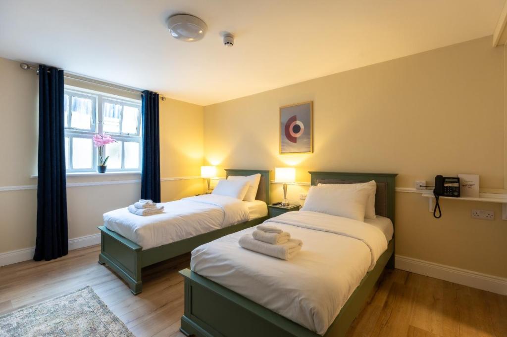 En eller flere senge i et værelse på Whitegates Hotel