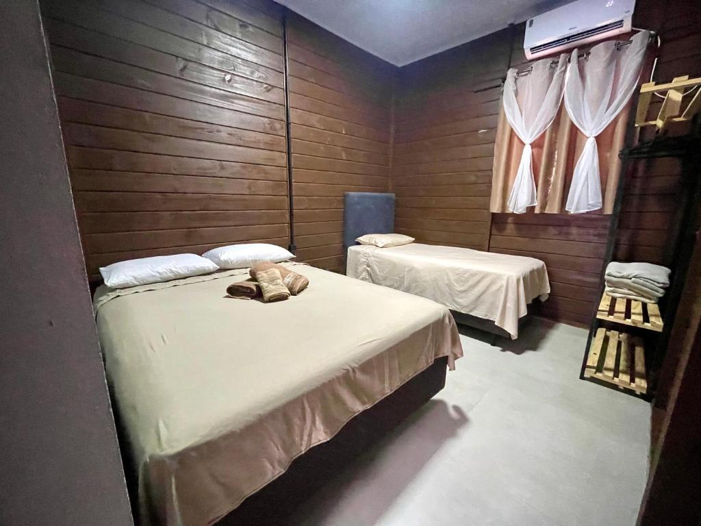 En eller flere senge i et værelse på Microcasa em Itajaí, curta BC e Beto Carrero