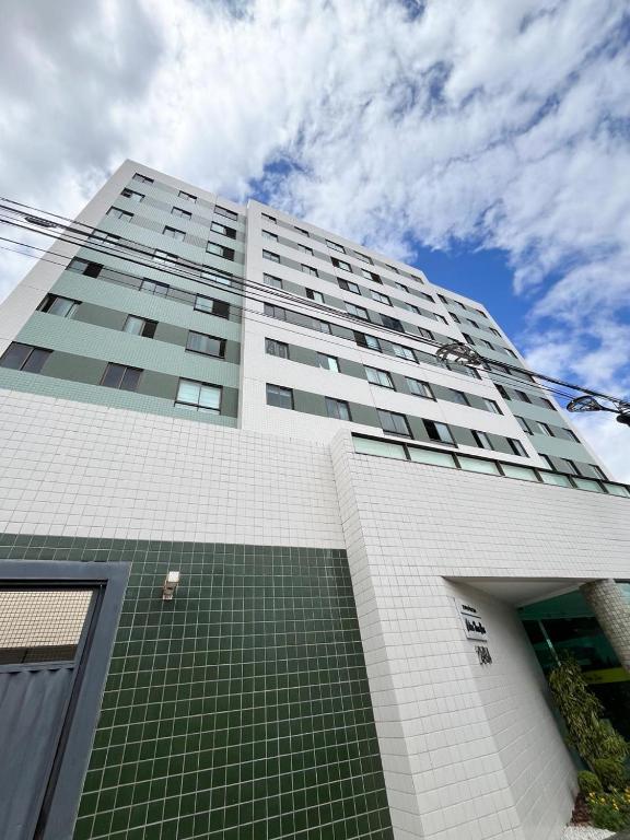 a tall building with green and white tile at Apto com Estilo e Conforto no Centro in Petrolina