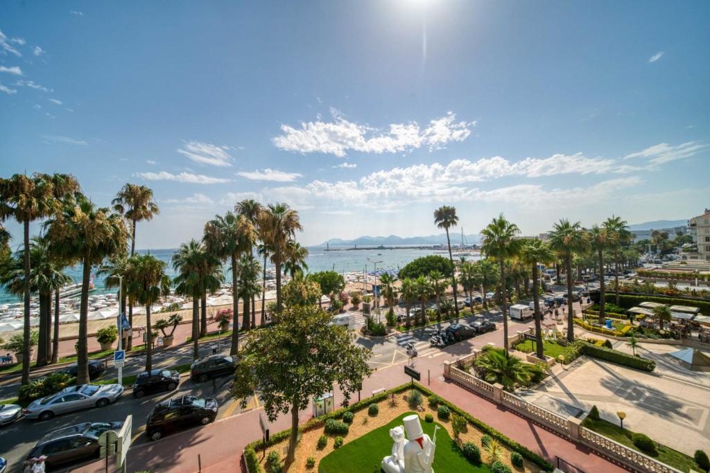 REF 1295 - Cannes Croisette - Sea view apartment for rent