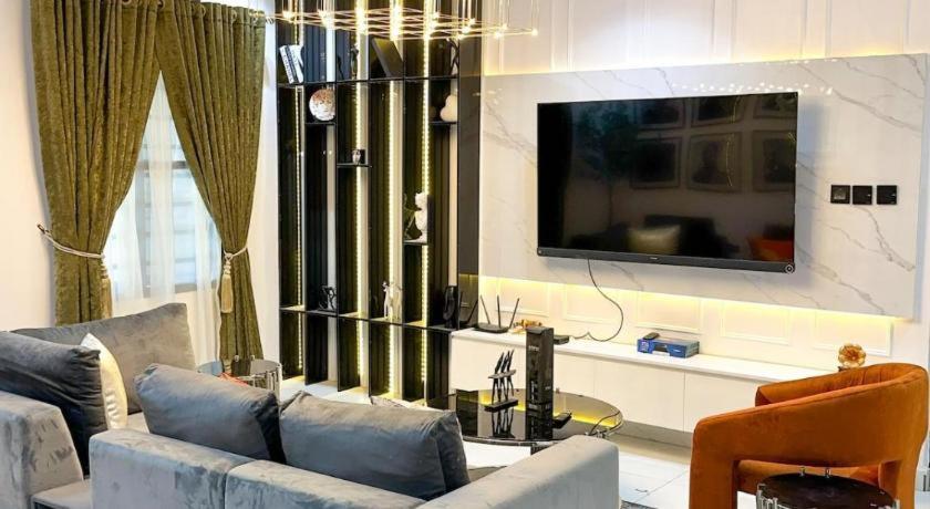 TV a/nebo společenská místnost v ubytování Raj Holidays Homes