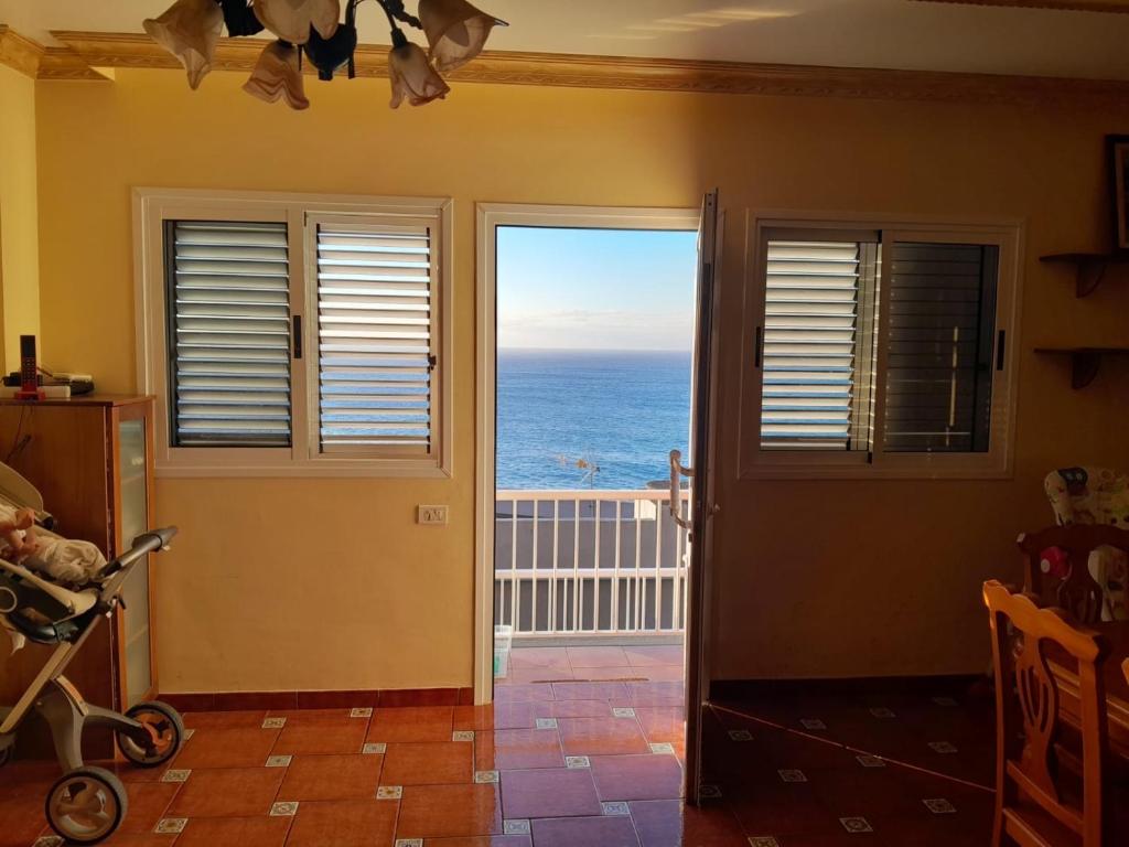 Zimmer mit einer Tür und Meerblick in der Unterkunft El Pescador El Pris, by Nivariahost in El Pris