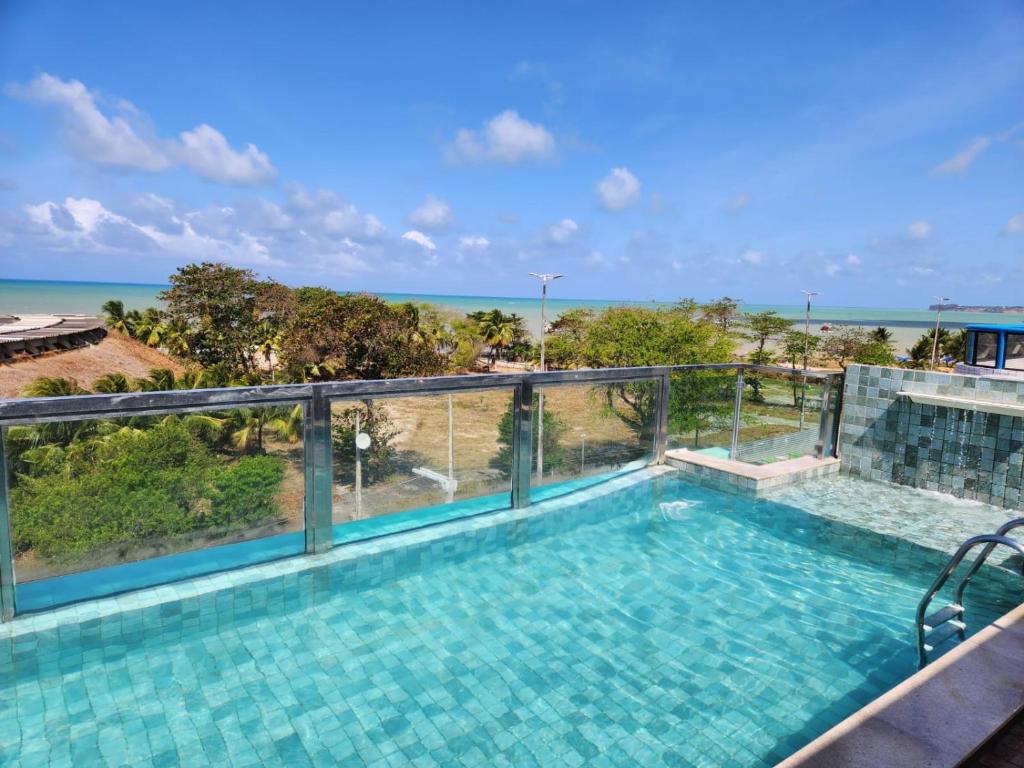 una piscina con vista sull'oceano di ISRAEL FLAT TAMBAÚ - 102 a João Pessoa