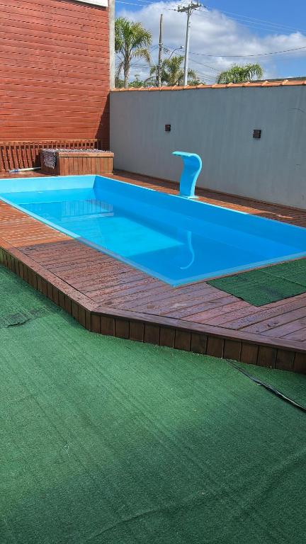 a large blue swimming pool on top of a building at Casa com piscina in Tramandaí