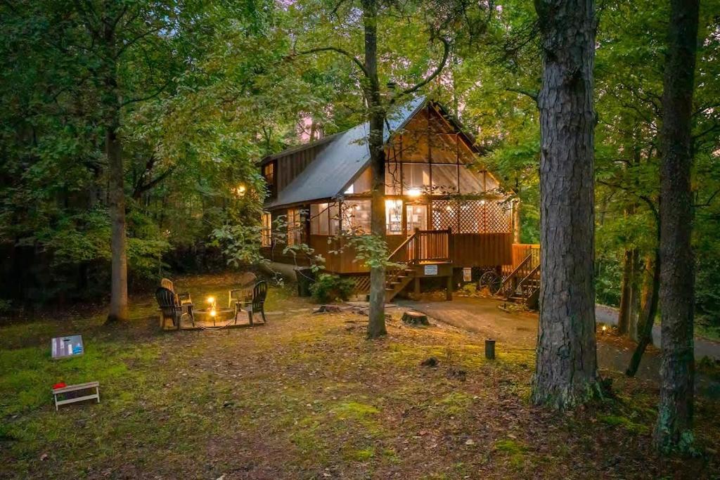 Un jardín fuera de Secluded Cozy Cabin with Hot Tub & Fire Pit