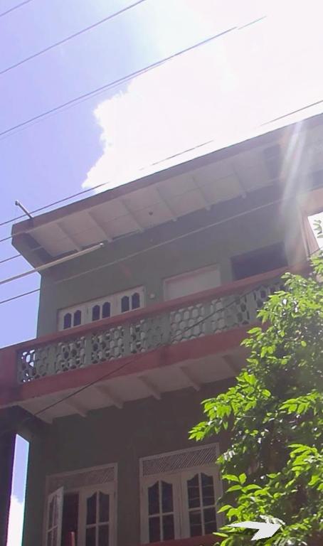 阿努拉德普勒Solo escape的房屋的顶部设有阳台