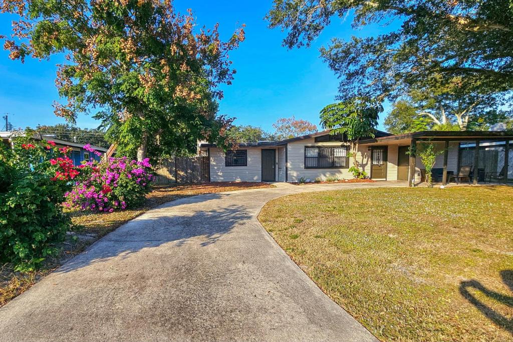 Zahrada ubytování 2 Mi to Cocoa Riverfront Park Home with Patio!