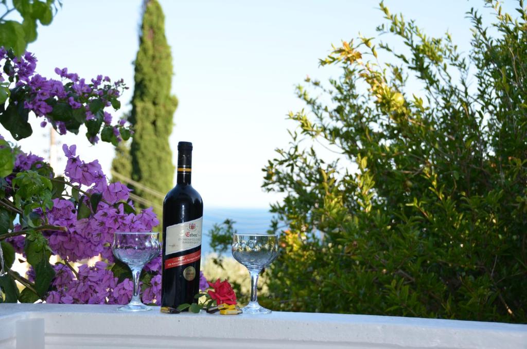 una botella de vino sentada en una mesa con dos copas de vino en Apartment Dragovic, en Ulcinj