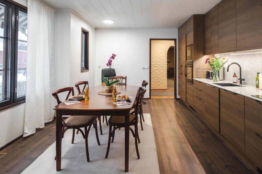 Køkken eller tekøkken på 8 Bedroom Central Home with Sauna